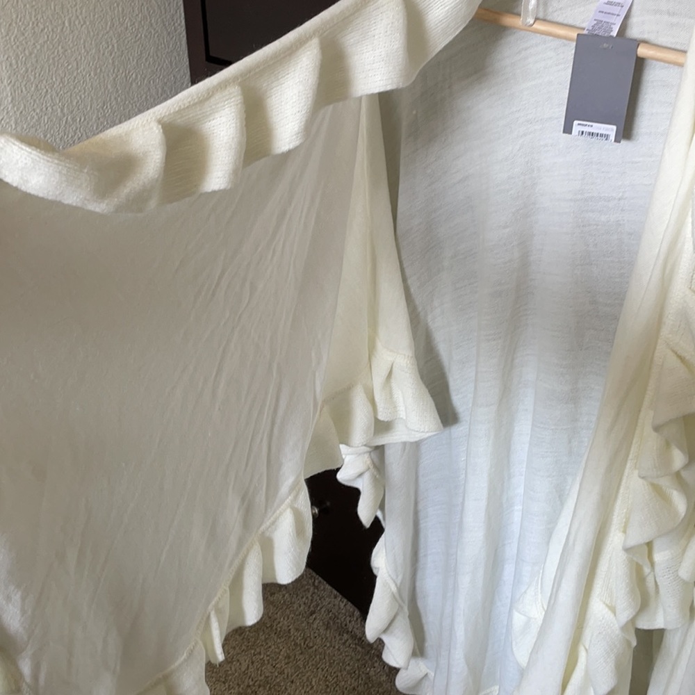 White shall/sweater - Picture 3 of 4